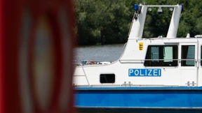 82-Jähriger fährt mit Auto in den Rhein und ertrinkt