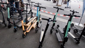 Rollermikado auf dem Bürgersteig