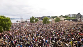 Tausende Norweger auf der Straße