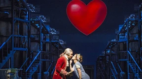 Eben noch hat er sie verprügeln wollen, schon zwinkert er ihr wieder zu