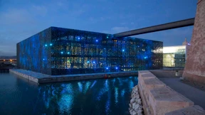 Die Stadt schlägt die Augen auf