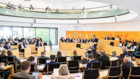 Verzicht auf höhere Zulagen im Hessischen Landtag