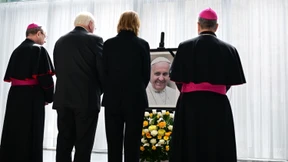 Steinmeier trägt sich in Kondolenzbuch für verstorbenen Papst ein