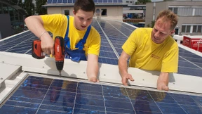 Strom vom Fabrikhallendach