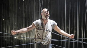 Sprungbereit und mit bebenden Nüstern ans alte Elend gefesselt