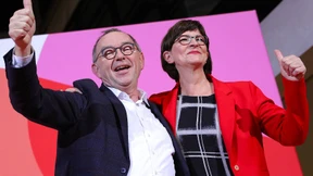 Die Knallige und der Ökonom