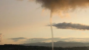 Mini-Tornado wirbelt in der Schweiz 