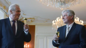 Zeman beauftragt Rusnok mit Regierungsbildung  