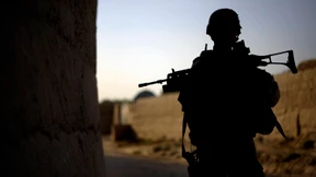 Die Demokratie stecken sich die Soldaten in die Tasche