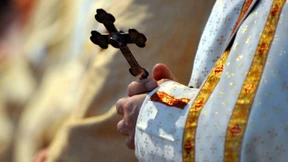 Priester ohrfeigt weinendes Baby