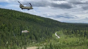 Militär entfernt Bus per Helikopterflug