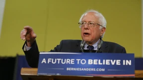 Sanders entlässt Hunderte Wahlkampfhelfer