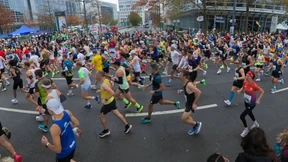 Ohne Stab vorm Dixi-Klo