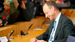 Merz sichert Merkel faire und loyale Zusammenarbeit zu