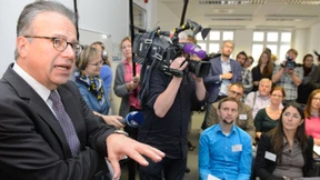 De Maizière: Schichtarbeit im Flüchtlingsbundesamt