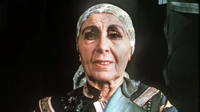 Eine Frau in den Straßen von New York