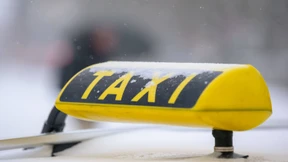 Taxifahrer mit Pistole bedroht – Autobahn 7 gesperrt