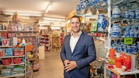 Junger Finanzberater führt Meder in Bornheim