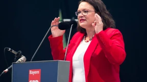 Nahles verteidigt Merkel