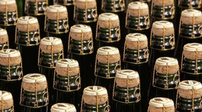 Sektflaschen jetzt auch „oben ohne“ erlaubt