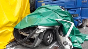 Lastwagen rast auf A 60 in Stauende: zwei Schwerverletzte