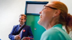 Und trotzdem lacht er