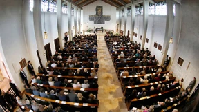 Abschied, Anfeindung, Alleskönnerin