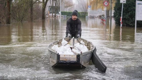 Rhein gesperrt für Schiffe und Fähren