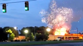 Container mit Feuerwerkskörpern explodiert