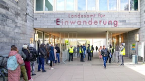 Zieht Deutschlands Sozialstaat Migranten an?