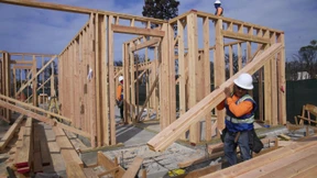 Das neue Haus kriegt ein feuerfestes Dach