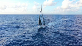 Lächelnd in der Einsamkeit