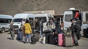 Sie warnen einander per Telefon vor den Raketen