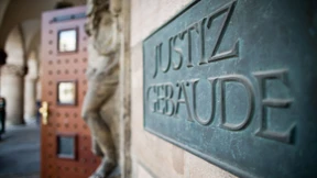 Männer prügeln sich um Saunaliege – 7900 Euro Schmerzensgeld