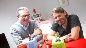 Zwei wagemutige Männer und ihre redenden Kisten