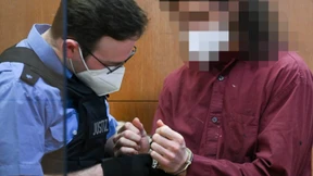 Mutter und Lebensgefährtin sagen vor Gericht aus