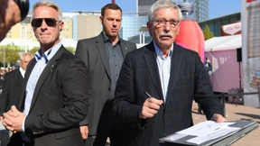 Zwei Genossen sehen das Land bedroht