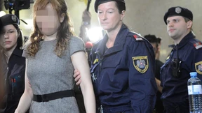 Eisverkäuferin betoniert zwei Männer in ihrer „Schleckeria“ ein