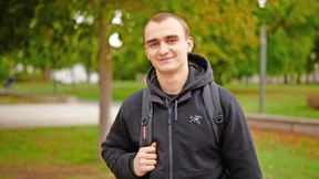 Arbeitet im Fußballstadion