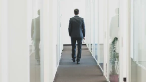 Chef verspricht Übernahme nach der Probezeit – dann folgt die Kündigung