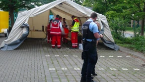 Jugendliche werfen Steine auf Helfer an Flüchtlingsquartier