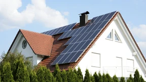 Zahl der Solar- und Photovoltaikanlagen auf dem Dach steigt deutlich