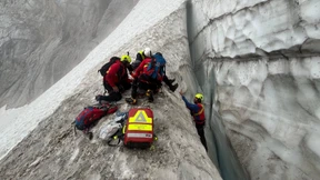 Bergsteiger stürzt kopfüber in Gletscherspalte – und wird in letzter Minute gerettet