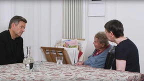 Mit Habeck, Mikrofon und Kamera am Küchentisch