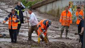 Fernsehteam nötigt Flüchtlinge, Fluthelfer zu mimen 