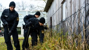 Polizisten suchen das Museumsgelände nach Spuren ab