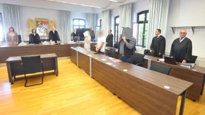 Jugendliche und erwachsener Freund zu langen Haftstrafen verurteilt