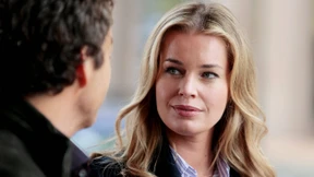 Er hört zu, sie schlägt zu