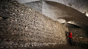 Schädel und Knochen von Tausenden Verstorbenen