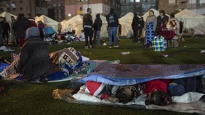 Tausende müssen in Zelten übernachten